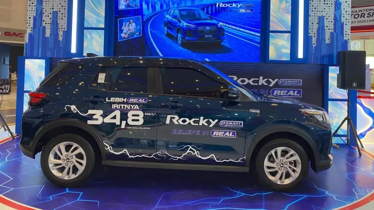 Rocky Hybrid menjadi salah satu kendaraan yang paling menarik perhatian di booth Daihatsu pada IIMS Surabaya 2026. (ADM)