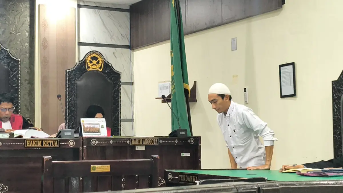 SIDANG PERDANA: Terdakwa Bara Primario berjalan usai menjalani sidang di PN Mataram, Rabu (3/6). (HARLI/LOMBOK POST)

