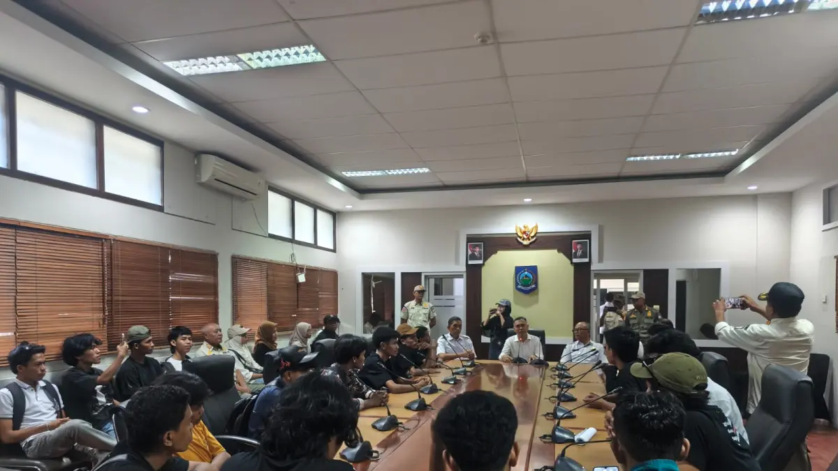 Staf Ahli Gubernur NTB Yusron Hadi, Kepala Dinas PUPRPKP NTB Lalu Kusuma Wijaya, dan Kabid Bina Marga PUPRPKP NTB Rizali Amin menerima perwakilan HIMSI Mataram di kantor Gubernur NTB, Rabu (3/6).