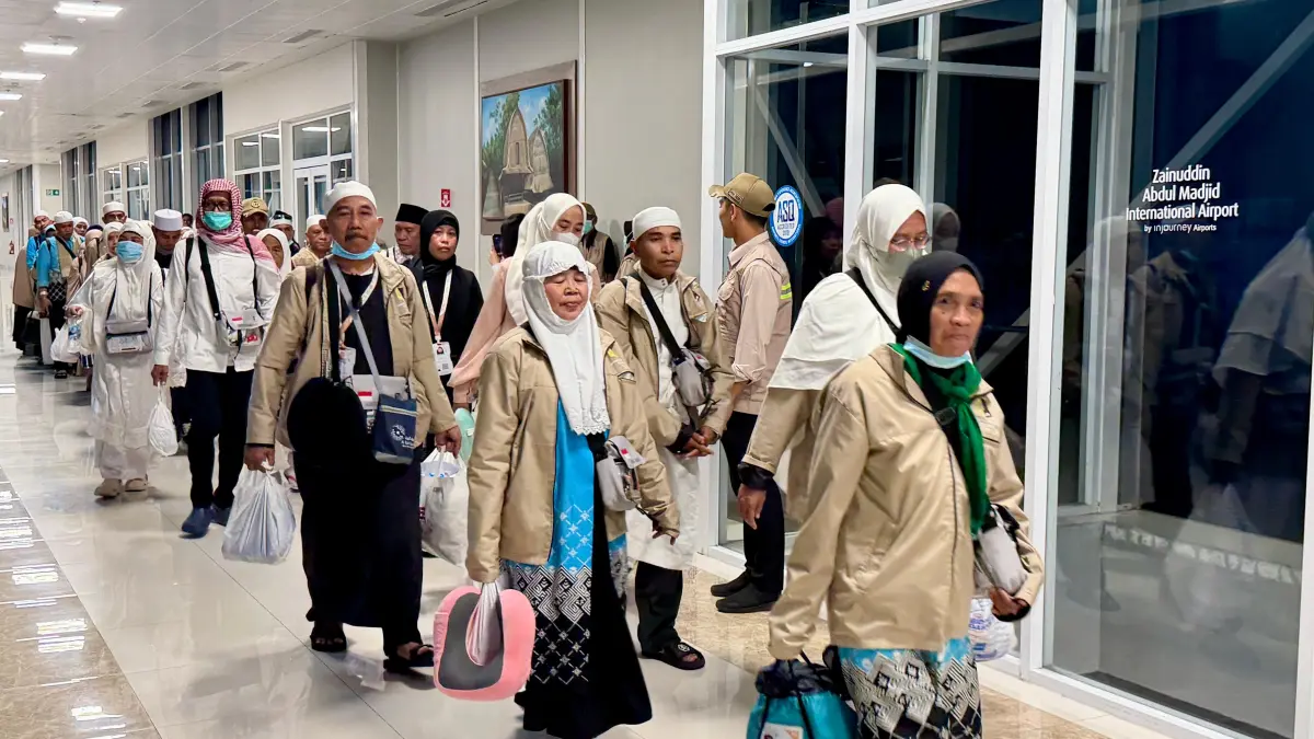 Suasana kepulangan para jamaah haji saat tiba di Bandara Internasional Zainuddin Abdul Madjid, Lombok Tengah, Selasa (2/6).