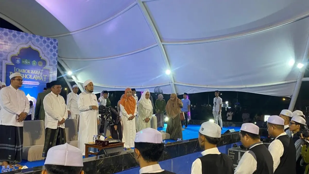 TABLIG AKBAR: Warga memadati Alun-alun Giri Menang Park, Lombok Barat dalam kegiatan Tabligh Akbar Lombok Barat Bersalawat yang menghadirkan KHR. Ahmad Azaim Ibrahimy, Selasa (2/6) malam. (Toni/Lombok Post)
