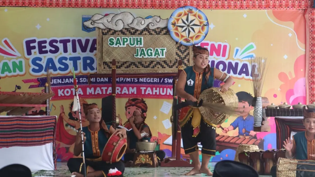 TAMPIL: Tim Musik Tradisional Libels saat tampil pada ajang FLS3N Kota Mataram, belum lama ini.