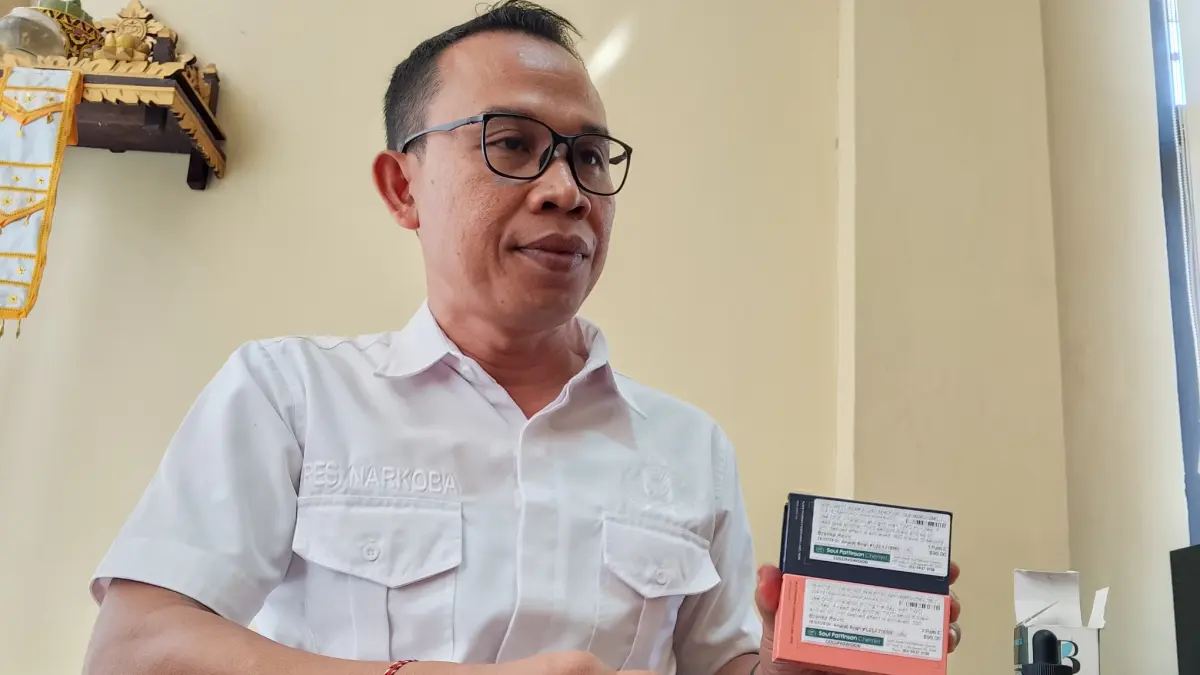 TUNJUKKAN BUKTI: Kasatresnarkoba Polres Lotara AKP I Nyoman Diana Mahardika menunjukkan barang bukti liquid mengandung narkoba yang disita dari WNA Australia berinisial BC di ruangannya, Rabu (3/6). (HARLI/LOMBOK POST)