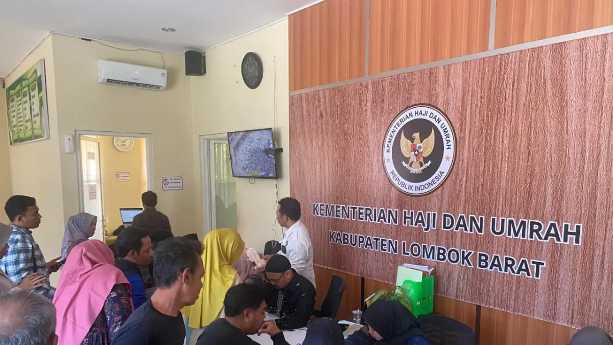 URUS PENJEMPUTAN: Keluargan jamaah haji asal Lombok Barat saat mengurus kartu penjemputan di Kantor Kementerian Haji dan Umrah Lobar, Selasa (2/6). (Toni/Lombok Post)