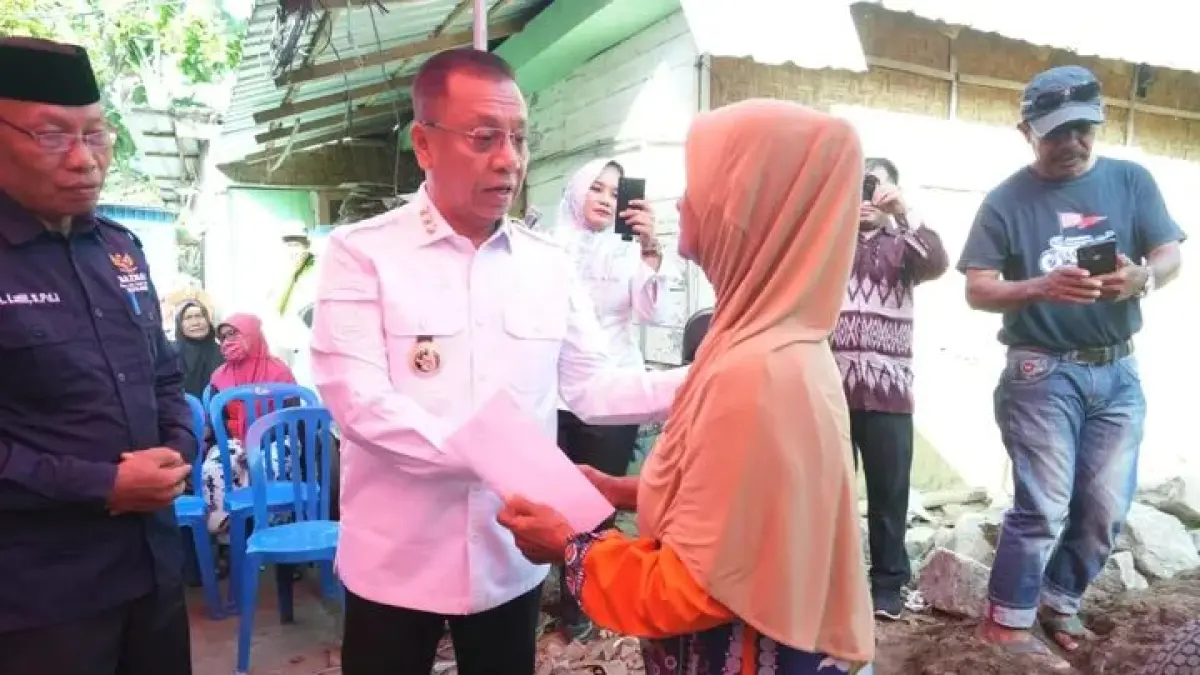 Wali Kota Bima HA Rahman menyapa Siti Mariam yang menerima manfaat program bedah rumah di Kelurahan Paruga, Rabu (3/6).