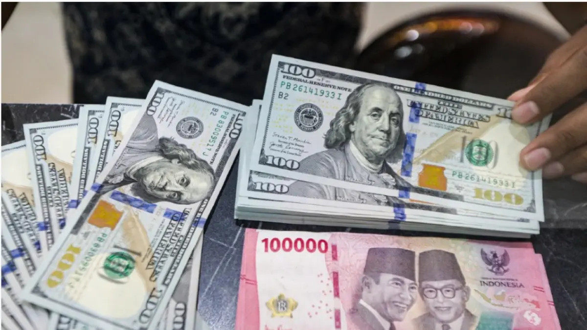ANJLOK LAGI: Karyawan menghitung mata uang asing di gerai penukaran mata uang asing Dolar Asia di Jakarta, Kamis (4/6). Nilai tukar rupiah kembali tertekan dan menembus level psikologis Rp 18.000 per dolar AS pada perdagangan Kamis (4/6). Menanggapi hal tersebut pemerintah mulai menyiapkan strategi alternatif untuk menjaga kinerja perdagangan di tengah tekanan nilai tukar rupiah. (SALMAN TOYIBI/JAWA POS)