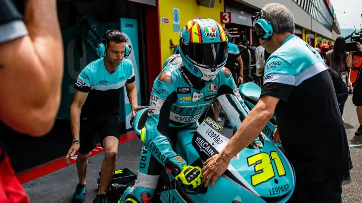 Adrian Fernandez didiskualifikasi dari enam GP Moto3 2026 akibat pelanggaran teknis mesin. Posisi ketiga klasemen langsung hilang. (Instagram Leopard Racing)