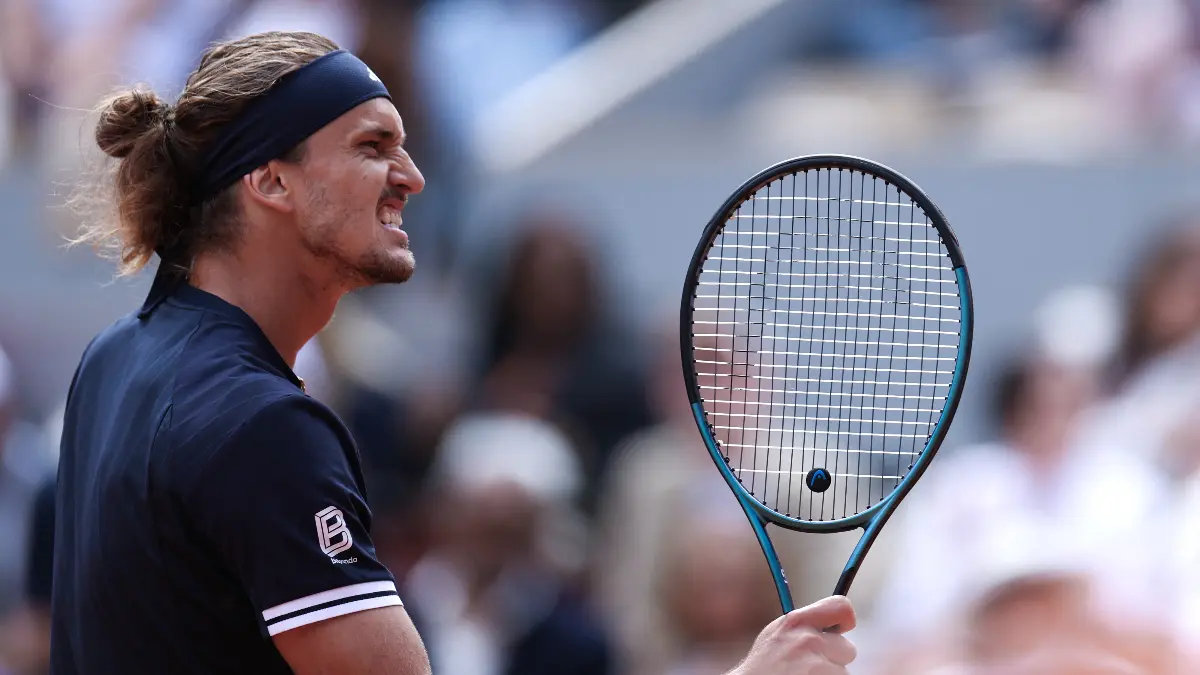 Alexander Zverev lolos ke final Roland Garros 2026 usai mengalahkan Jakub Mensik dan menjaga asa meraih gelar Grand Slam pertama. (Foto AFP)