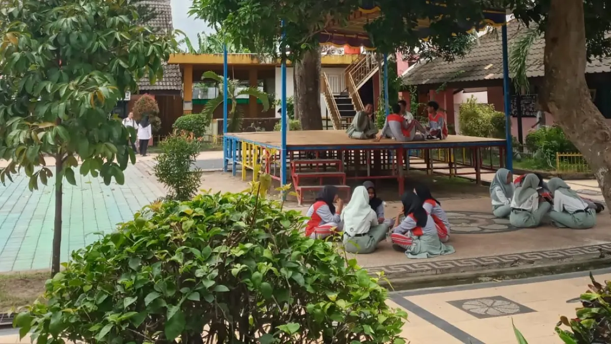 ASRI: Sejumlah siswa SMAN 4 Mataram duduk di bawah pohon sekolah setempat, belum lama ini. Sekolah ini menjadi role model sekolah Adiwiyata dan Zero Waste.

