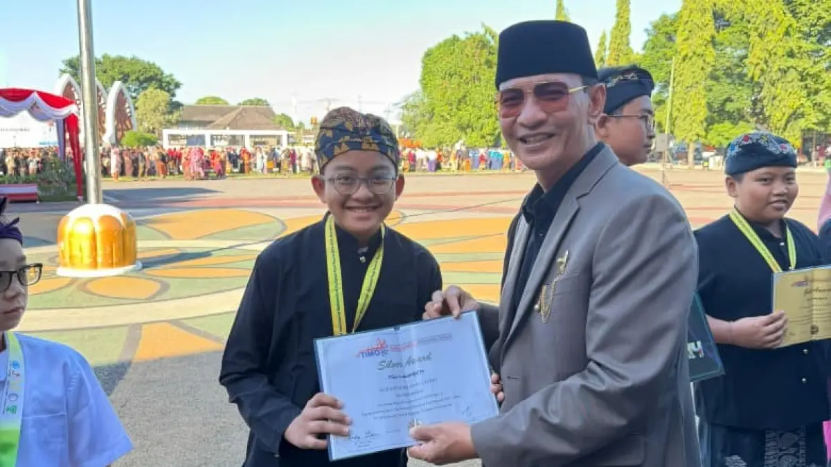 BERPRESTASI: Siswa SMPN 2 Mataram Sujuanendra Javas Utomo meraih penghargaan dari Wali Kota Mataram atas prestasinya pada ajang TIMO pada perayaan Hardiknas 2026 di Taman Sangkareang, belum lama ini.