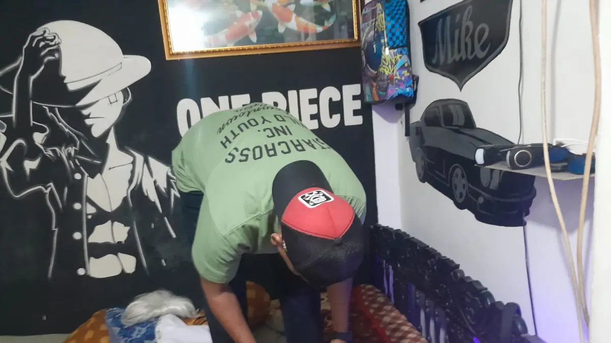 GELEDAH: Tim Satresnarkoba Polres Lombok Timur saya melakukan penggeledahan di kamar salah satu terduga pelaku penyalahgunaan Narkotika