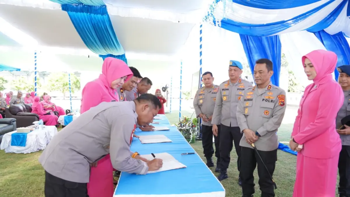 Kapolda NTB Irjen Pol. Kalingga Rendra Raharja (dua dari kanan) melihat penandatanganan pakta intergitas oleh personel Polres Sumbawa Barat.
