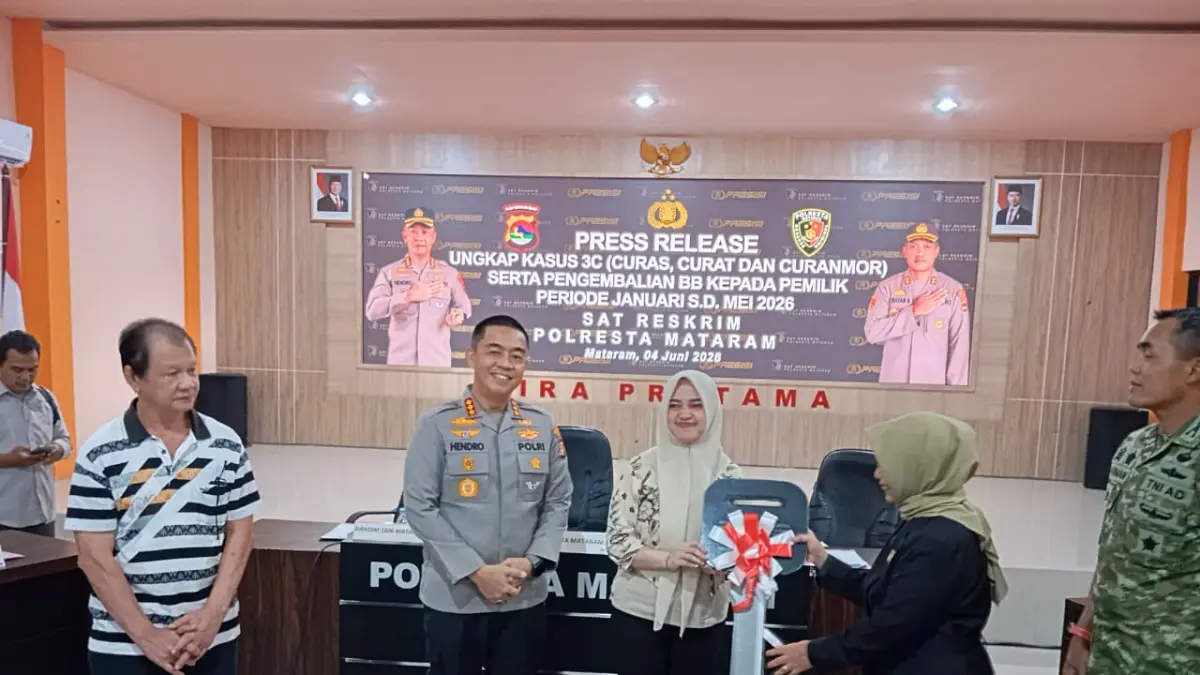 KEMBALIKAN BARANG BUKTI: Kapolresta Mataram Kombes Pol Hendro Purwoko (dua dari kiri) kembalikan barang bukti ke korban kejahatan secara simbolik di Mapolresta Mataram, Kamis (4/6). (HARLI/LOMBOK POST)

