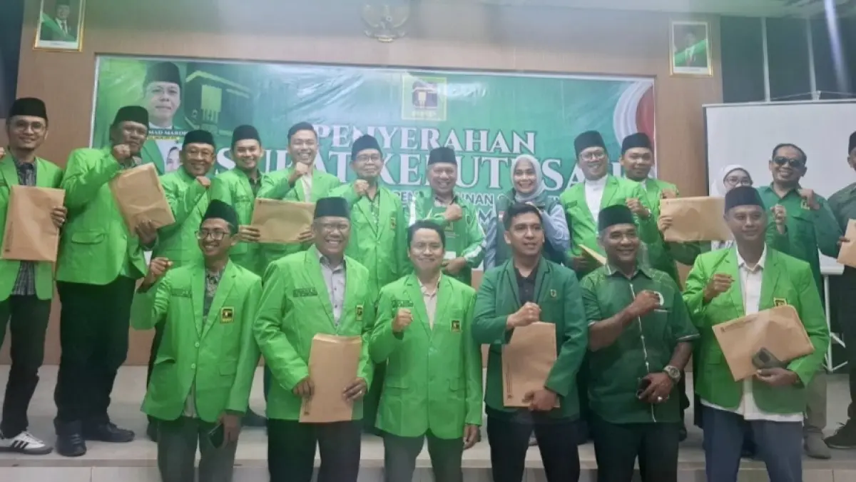 Ketua DPW PPP NTB H Muzihir dan para ketua serta sekretaris DPC PPP se-NTB menunjukkan SK kepengurusan yang diterbitkan oleh DPP PPP, Kamis (4/6).