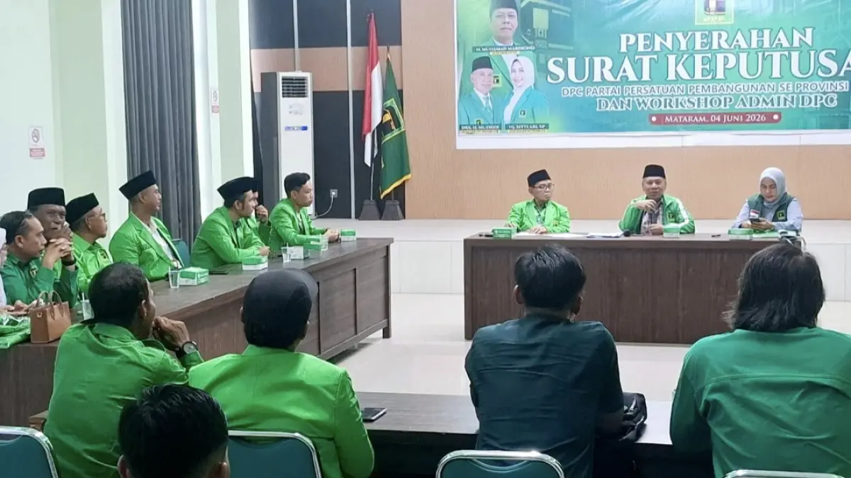 Ketua DPW PPP NTB H Muzihir (depan tengah) didampingi Sekretataris DPW PPP NTB Sitti Ari (depan kanan) menyampaikan arahan dalam pembagian SK DPC di Kantor DPW PPP NTB, Kamis (4/6).