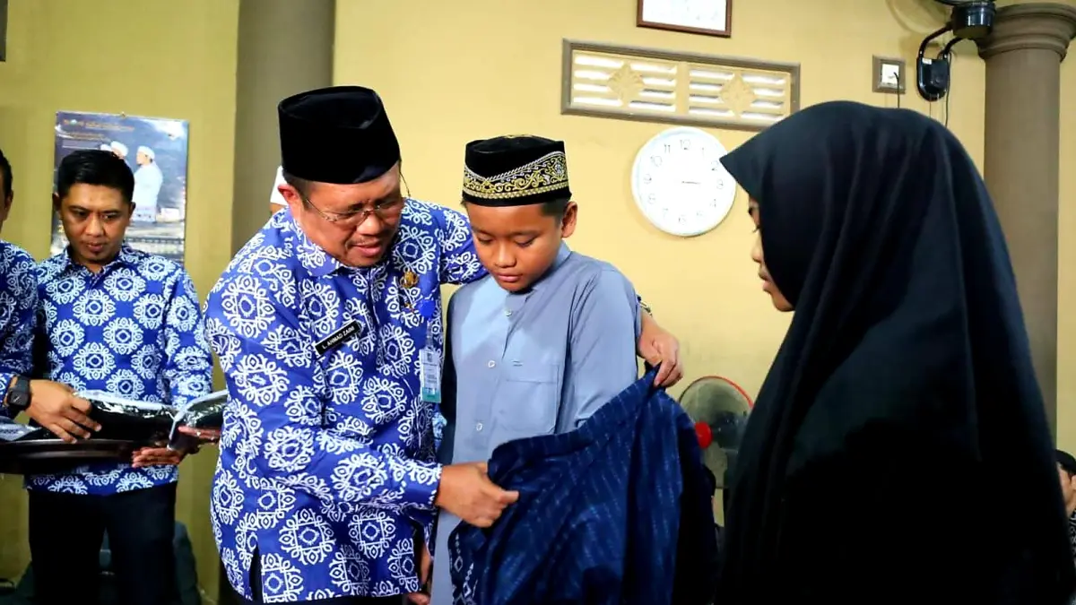 LEPAS KAFILAH: Bupati Lombok Barat Lalu Ahmad Zaini melepas Kafilah Kabupaten Lombok Barat yang akan mengikuti MTQ XXXI Tingkat Provinsi NTB di TPQ Al-Khairat, Pohdana, Gerung, Kamis (4/6).&nbsp;