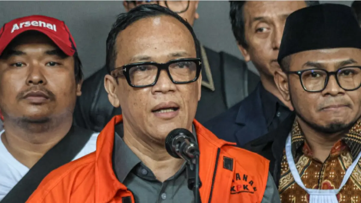 Mantan Wakil Menteri Ketenagakerjaan (Wamenaker) Immanuel Ebenezer Gerungan atau Noel keluar dari ruang sidang di Pengadilan Tipikor Jakarta, Kamis (05/06/2026). (Jawa Pos)