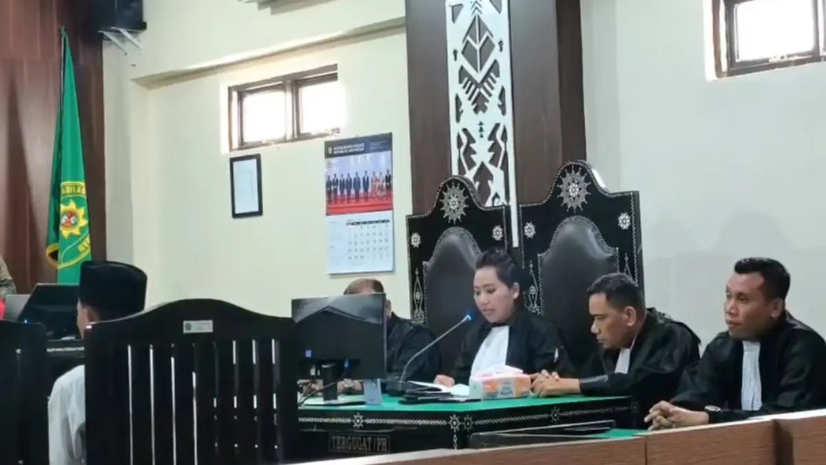 NOTA PEMBELAAN: Tim Penasihat Hukum Radiet, Putri Maya Rumanti membacakan nota pembelaan pada sidang di PN Mataram, Kamis (4/6). (HARLI/LOMBOK POST)