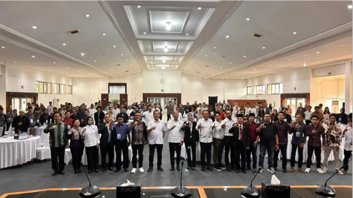PARALEGAL: Gubernur NTB Lalu Muhamad Iqbal bersama pakar hukum Denny Indrayana dan Joko Jumadi saat kegiatan pelatihan paralegal bagi masyarakat di Graha Bhakti Praja Kantor Gubernur NTB, Kamis (4/6). (DISKOMINFOTIK NTB/LOMBOK POST)