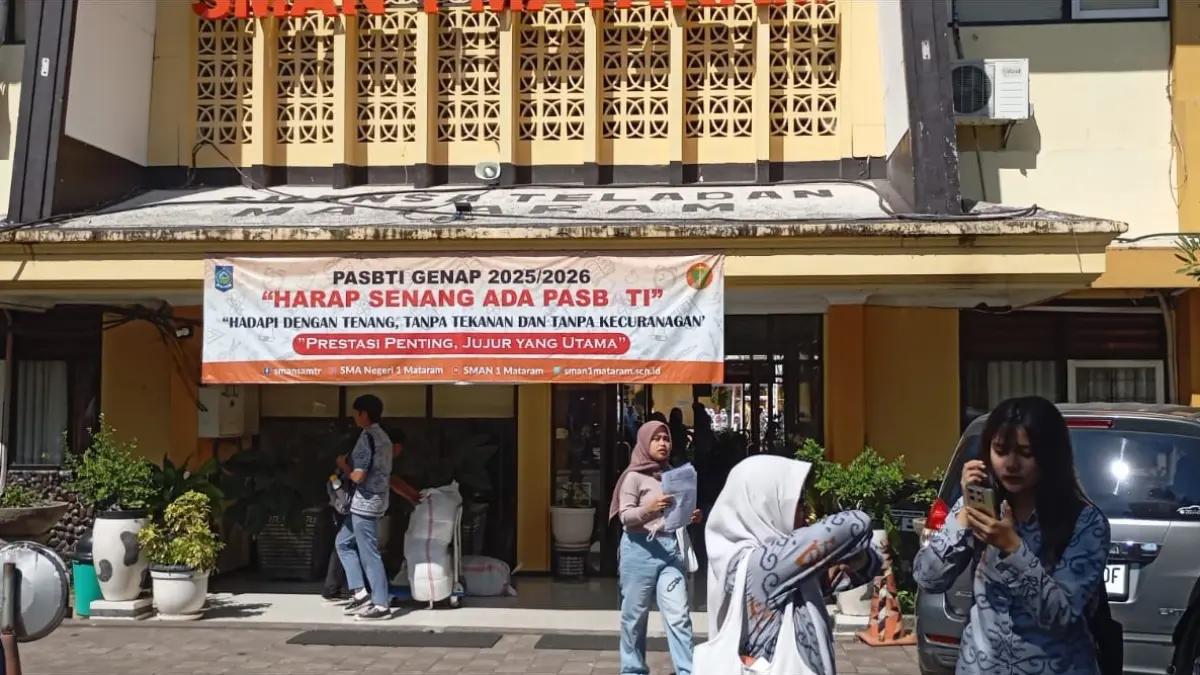 PULANG SEKOLAH: Sejumlah siswa SMAN 1 Mataram saat pulang sekolah, Rabu (3/6). Perda BPP NTB ditarget nerlaku Juli, sumbangan sekolah segera punya payung hukum.

