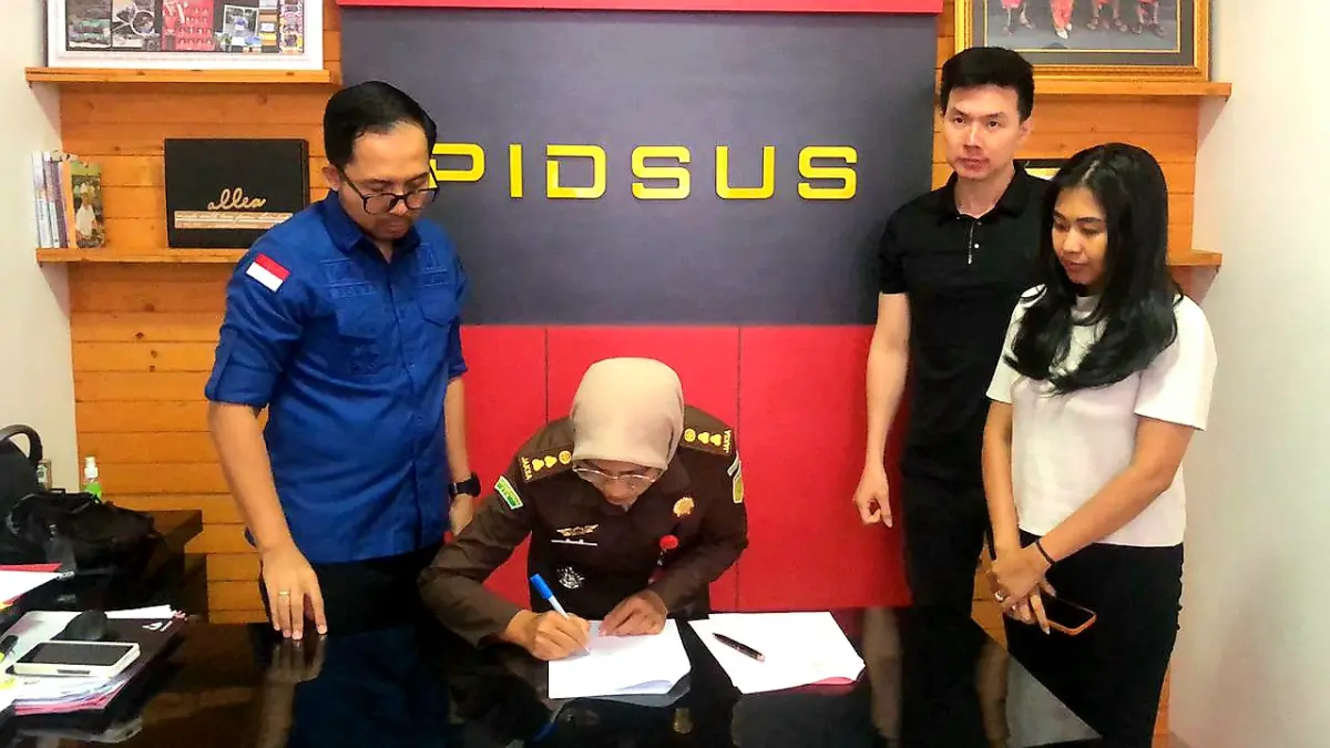 SERAHKAN ASET: Kejari Mataram menyerahkan berita acara pengembalian barang bukti Gedung Lombok City Center kepada perwakilan PT Bank Sinarmas Tbk, Kamis (4/6). 
