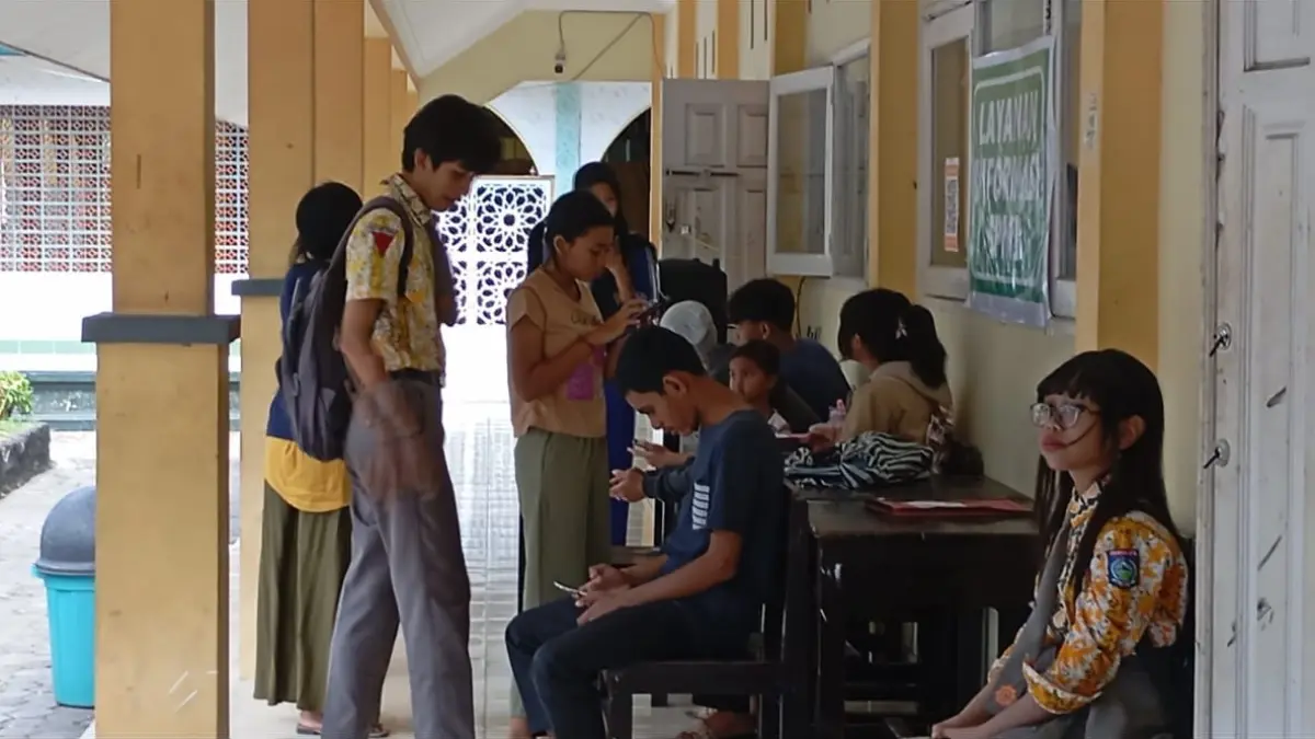 SISTEM ERROR: Sejumlah orang tua mendaftarkan anaknya pada SPMB jalur afirmasi dan mutasi secara online di salah satu SMA negeri di Kota Mataram, Rabu (3/6).