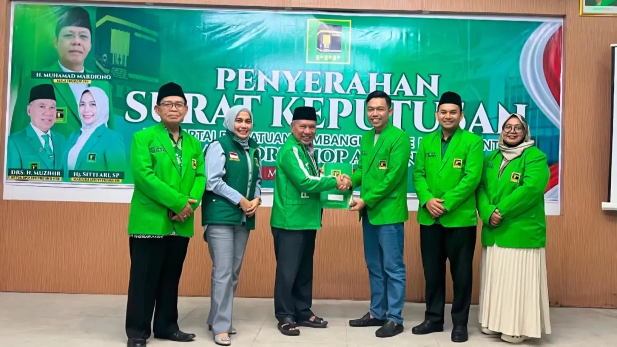 TERIMA SK: Ketua DPC PPP Lombok Barat Muhali, saat mllSK dari Ketua DPW PPP NTB.