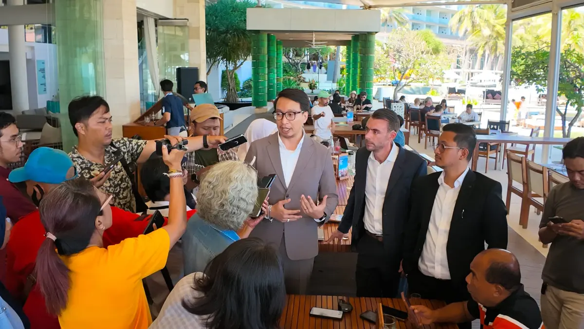 Tim kuasa hukum HENDARMAN LAW FIRM (HLF) saat menggelar konferensi pers di Jakarta, Jumat (5/6/2026), untuk menyampaikan klarifikasi terkait pemberitaan proyek Marina Bay City Lombok atas nama kliennya, Adrian James Campbell.