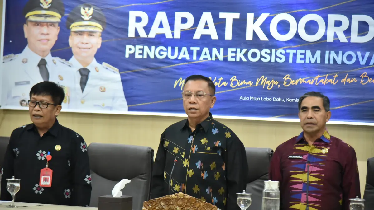 Wali Kota Bima HA Rahman (tengah) didampingi Sekda Muhammad Fakhrunraji (kanan) dan Kepala Brida Arief Roesman Efendy saat membuka rakor penguatan ekosistem inovasi daerah Kota Bima di aula Maja Labo Dahu kantor wali kota setempat, Kamis (4/6).