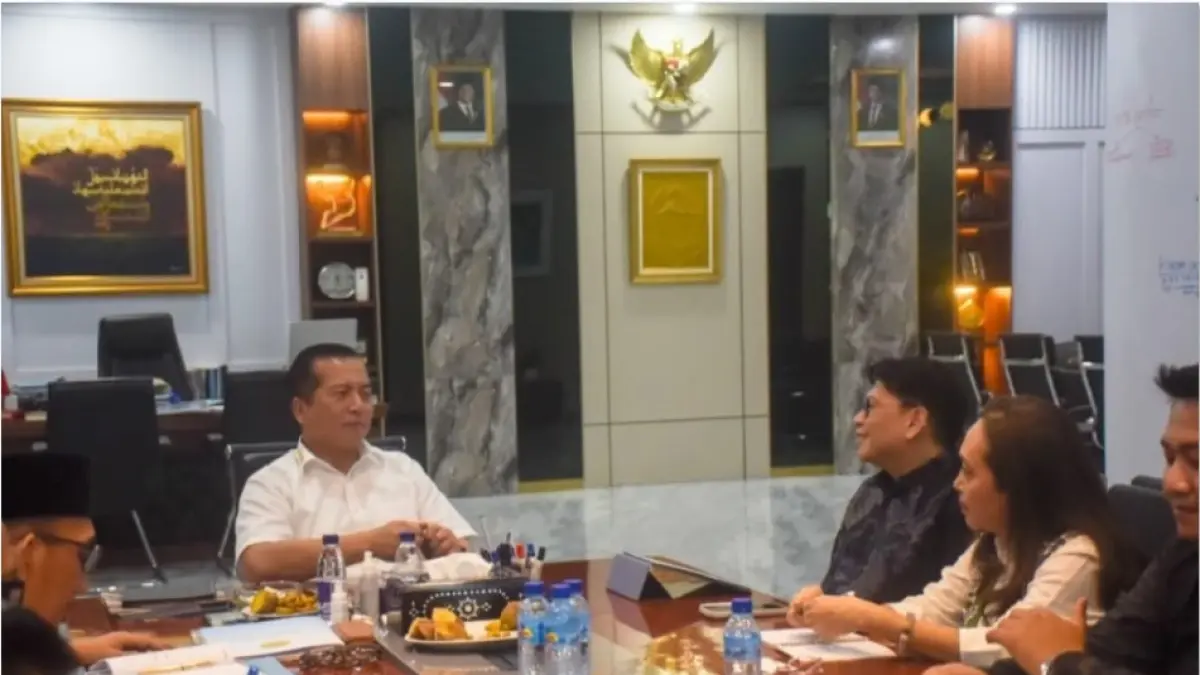 ZERO EMISSION: Gubernur NTB Lalu Muhamad Iqbal saat menerima audiensi Chief Executive Officer IESR Fabby Tumiwa, bersama rombongan di ruang kerjanya, Rabu (3/6). (DISKOMINFOTIK NTB/LOMBOK POST)