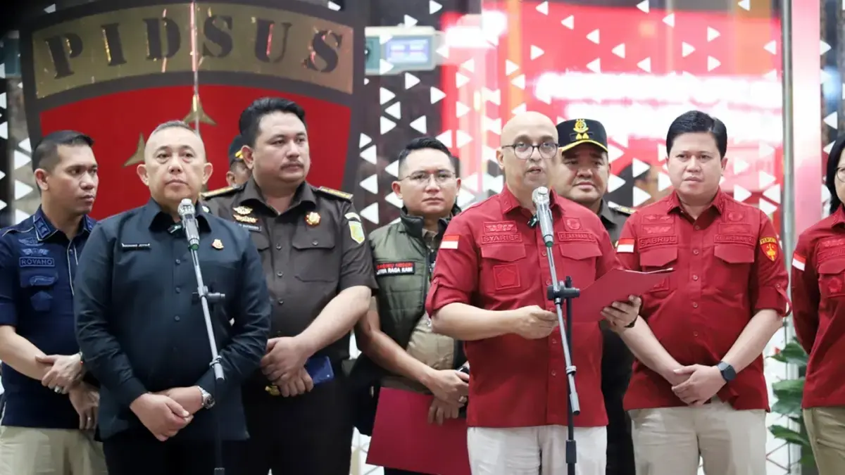Plh Kapuspenkum Kejagung, Mochamad Jeffry mendampingi Direktur Penyidikan Jampidsus Kejagung Syarief Sulaeman Nahdi menyampaikan keterangan pers terkait dugaan tindak pidana korupsi tata kelola program MBG pada Badan Gizi Nasional di Kejaksaan Agung, Jakarta, Rabu (3/6/2026). (JawaPos.com)