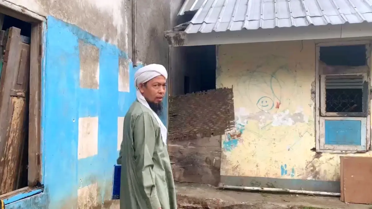 Ahmad Muzakki Rahmatullah selaku pimpinan ponpes menunjukkan lokasi kejadian dugaan pembakaran terhadap para santrinya yang dilakukan oknum santri di ponpes miliknya, di Kecamatan Batukliang, Lombok Tengah, Kamis (4/6).
