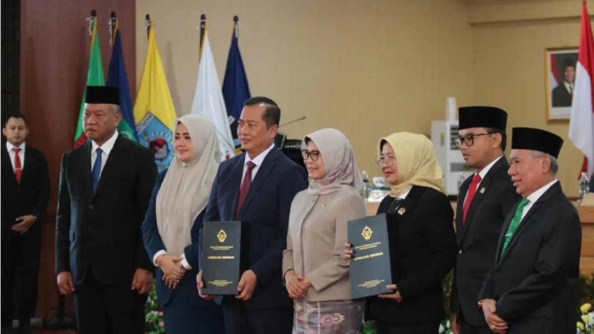 APRESIASI: Gubernur NTB Lalu Muhamad Iqbal, Wagub NTB Indah Dhamayanti Putri, Ketua BPK RI Isma Yatun bersama Pimpinan DPRD NTB saat Rapat Paripurna DPRD NTB di Ruang Rapat Utama Kantor Gubernur NTB, Jumat (5/6). (DISKOMINFOTIK NTB/LOMBOK POST)