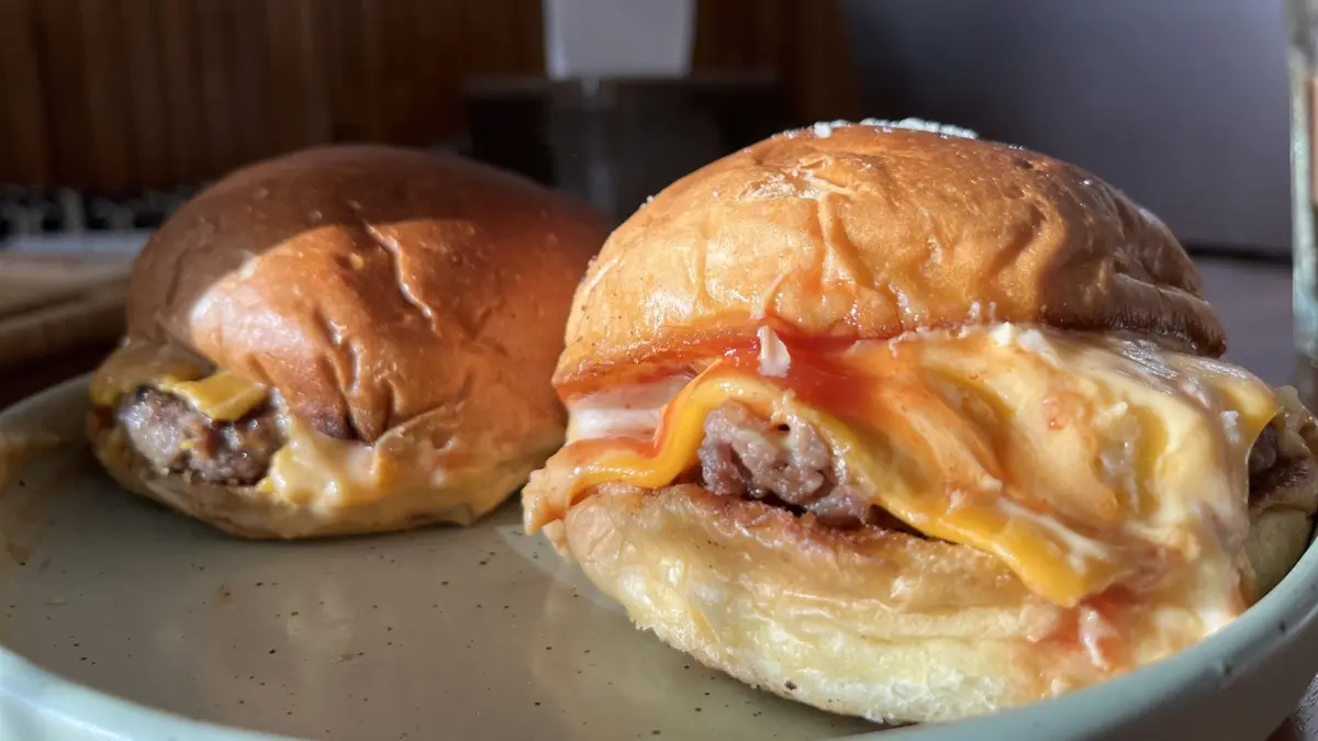 BIKIN NAGIH: Penampakan burger di kedai Barger yang juicy, homemade, dan membuat ketagihan. (Ferial/Lombok Post)