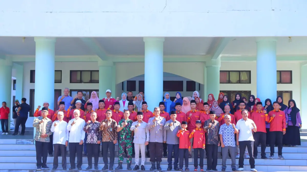 Bupati Bambang Firdaus berfoto bersama kafilah yang akan tampil pada MTQ ke-31 tingkat provinsi NTB di aula pendopo bupati setempat, Jumat (5/6).