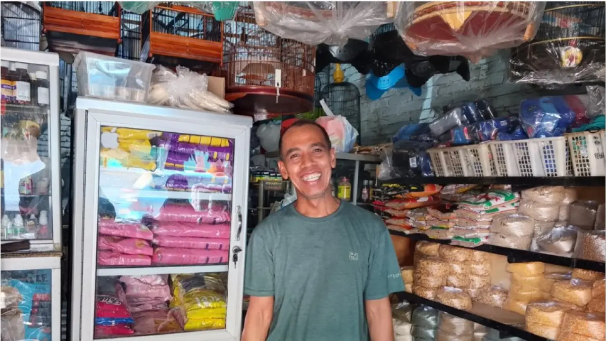 DAPAT BERKAH: Pedagang makanan dan perlengkapan burung Jaya berdiri di depan tokonya, wilayah Cakranegara, Kota Mataram, Jumat (5/6).( HARLI/LOMBOK POST)
