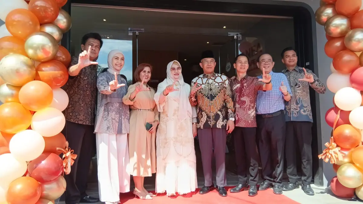 GRAND OPENING LINEA: Wakil Wali Kota Mataram, TGH. Mujiburrahman (empat dari kanan) saat gunting pita Grand Opening LINEA bersama owner LINEA di Jalan Panca Usaha Mataram, Sabtu (6/6). (NURUL/LOMBOK POST)