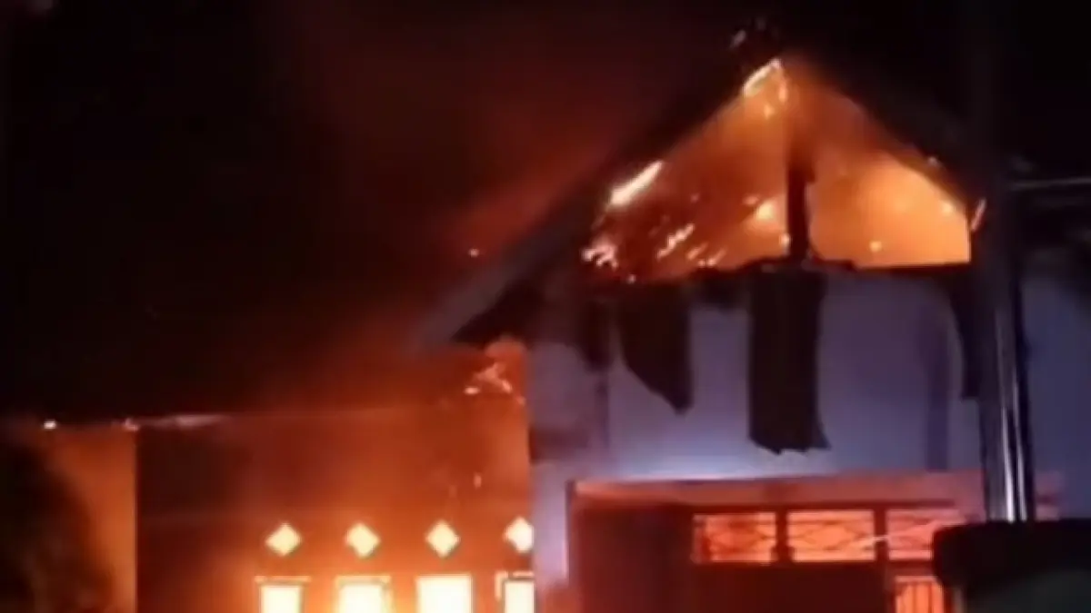 Kantor Desa Sampungu, Kecamatan Soromandi, Kabupaten Bima, hangus terbakar, Sabtu dini hari (6/6).