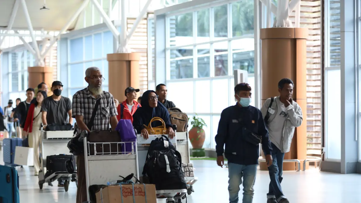 KEBERANGKATAN: Sejumlah penumpang yang akan berangkat berlibur menggunakan jalur udara di BIZAM Lombok, belum lama ini. (Dewi/Lombok Post)