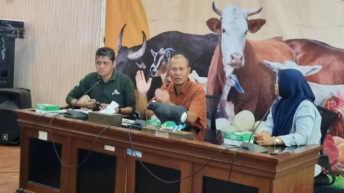 Kepala Disnakkeswan NTB Muhamad Riadi (tengah), saat berdiskusi dengan AKHL, dan sejumlah komunitas pencinta dan peduli hewan area Kota Mataram dan Lombok Tengah, belum lama ini. (IST/LOMBOK POST).