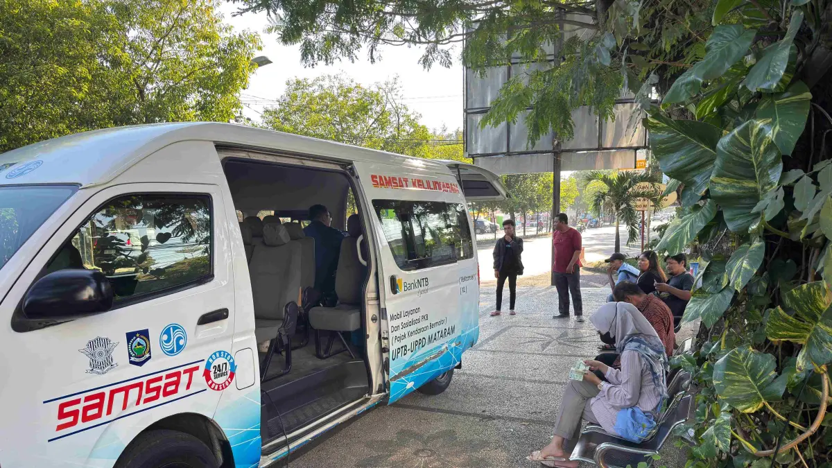 KEWAJIBAN: Sejumlah warga mengantre untuk membayar PKB, di layanan Samsat keliling yang berlokasi di depan kantor Bapenda NTB, Jumat (5/6). (YUYUN/LOMBOK POST)