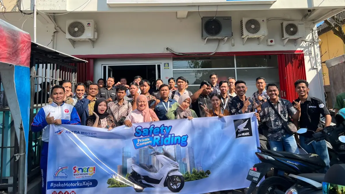 Kolaborasi : Tim Astra safety riding Astra Motor NTB bersama karyawan FIF. (ist/Lombok Post)