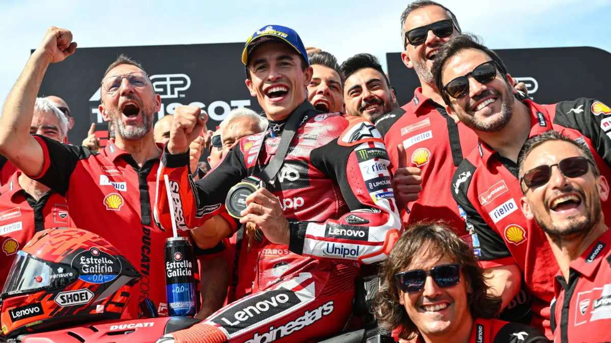 Marc Marquez tampil dominan dan menjuarai Sprint MotoGP Hungaria 2026 di Balaton Park. Acosta finis kedua, Bezzecchi ketiga. (motogp.com)