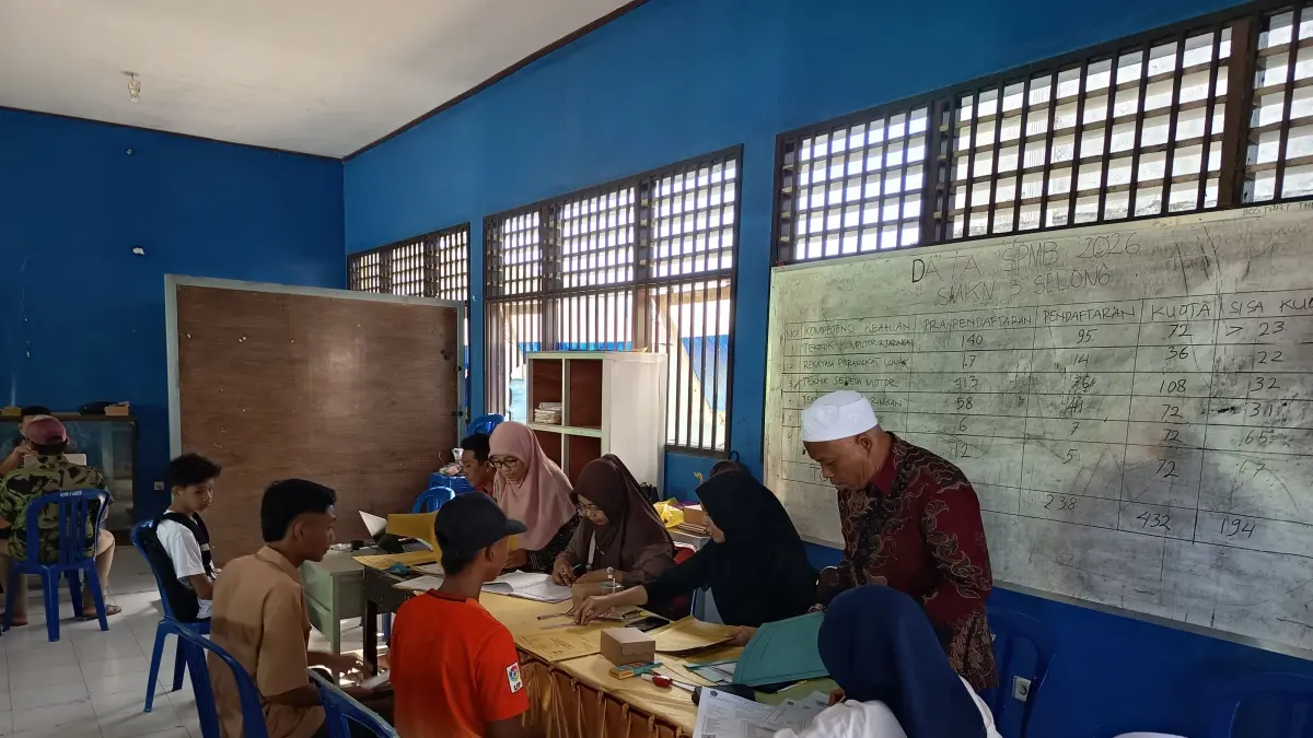 MENDAFTAR : Sejumlah calon siswa sedang mendaftar di SMKN 3 Selong melalui jalur afirmasi. 