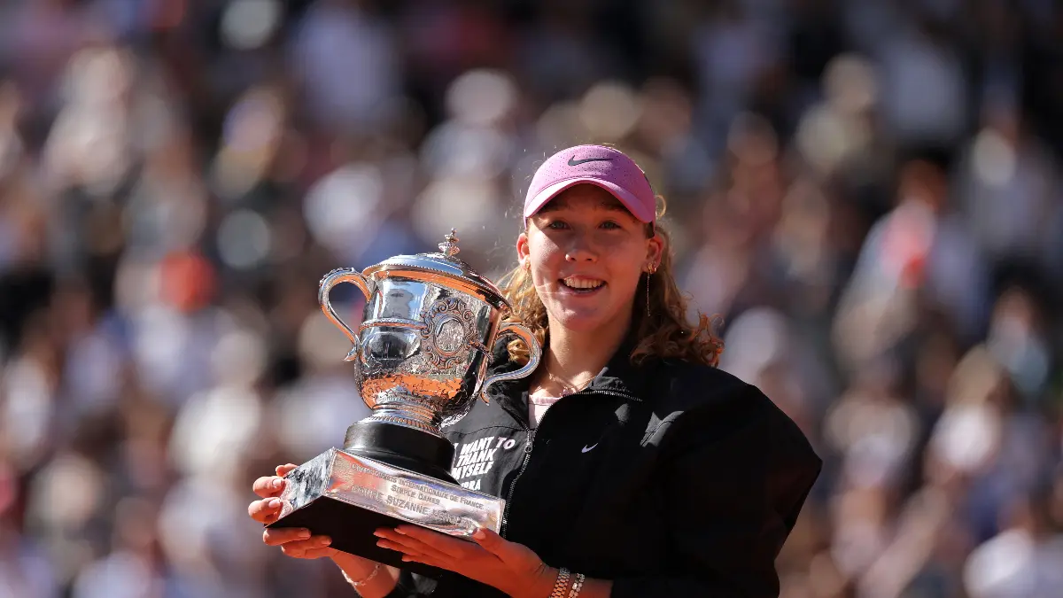 Mirra Andreeva juara Roland Garros 2026 usai mengalahkan Maja Chwalinska. Petenis 19 tahun itu meraih gelar Grand Slam pertama.