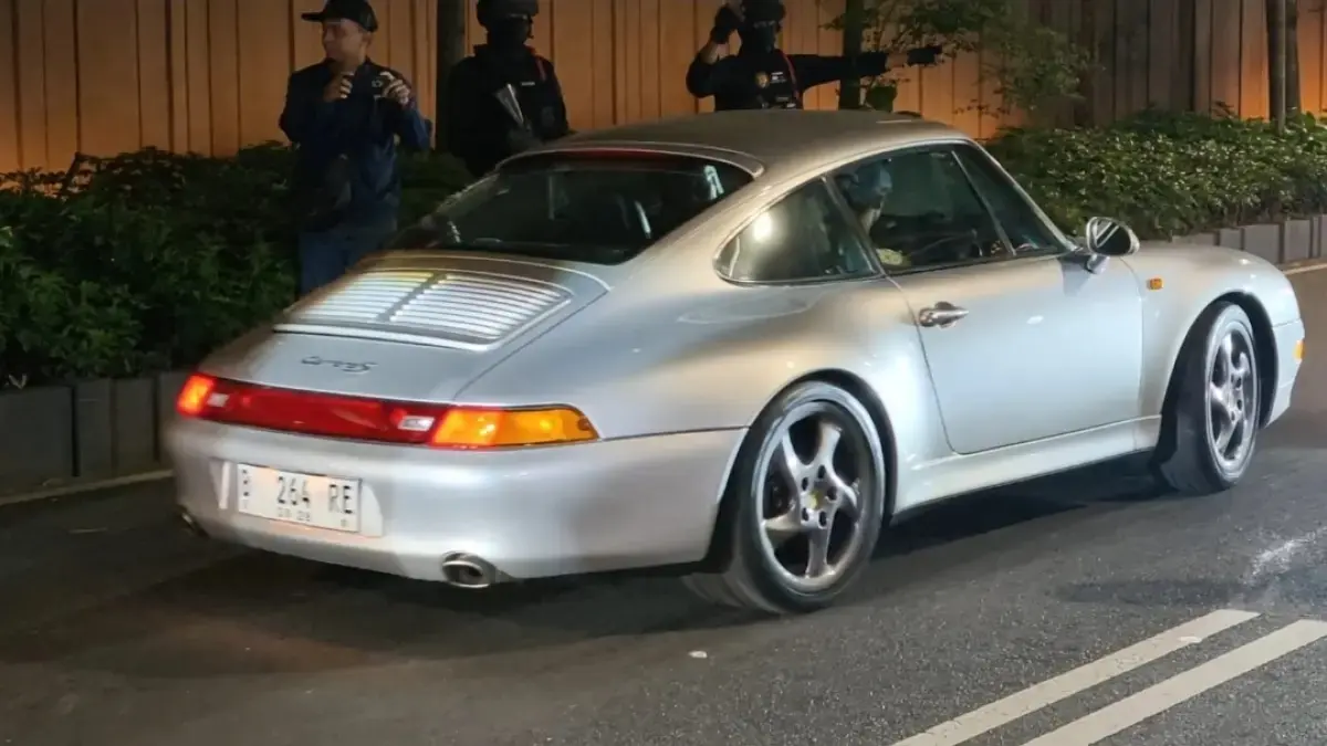 Mobil sport yang disita KPK dari rumah Wamen Imipas Silmy Karim, Jumat (5/6).