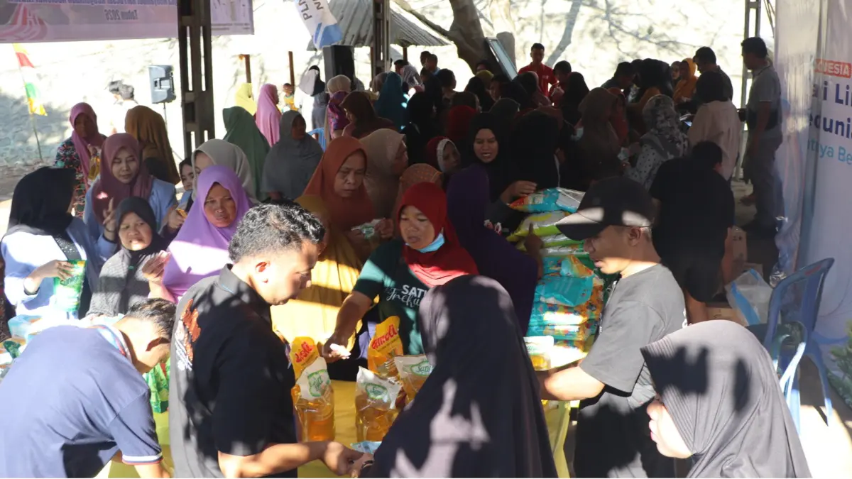 PASAR MURAH: Sejumlah warga mendatangi pasar murah yang digelar Dinas LHK Provinsi NTB di TPAR Kebon Kongok, Lombok Barat, Jumat (5/6).