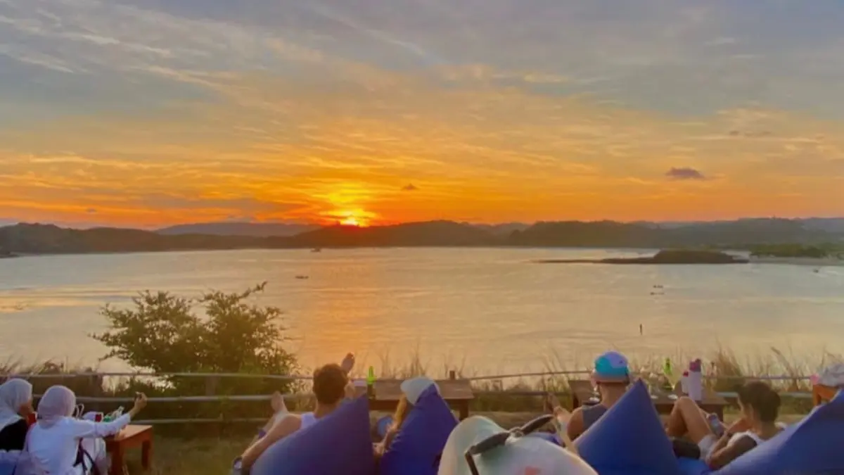 Puluhan pengunjung berlomba-lomba datang lebih dulu untuk mendapat posisi duduk yang pas ketika menikmati senja viral di Lombok Tengah. (Dewi/Lombok Post) 