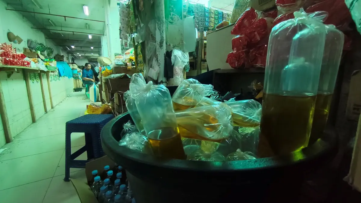 Sebulan terakhir ketersediaan MinyaKita kosong diperjualbelikan pedagang di Pasar Renteng, Praya, Lombok Tengah, Jumat (5/6). Pedagang beralih menjual minyak goreng curah maupun merek lain. (Dewi/Lombok Post) 