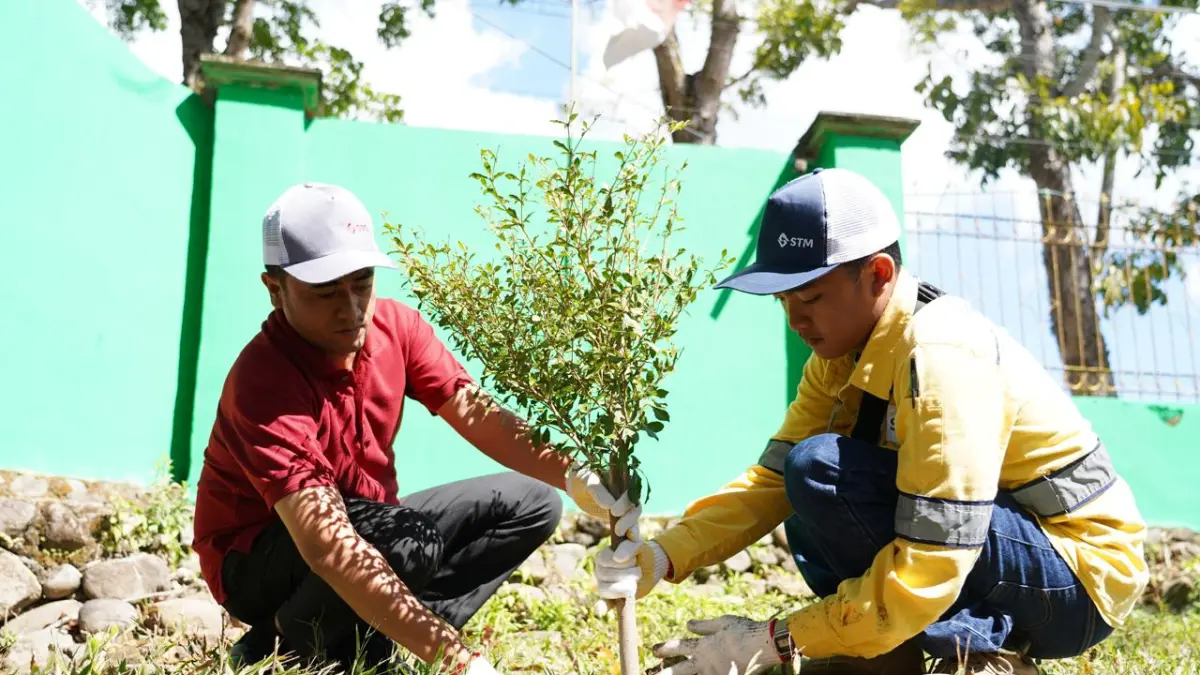STM membuka rangkaian kegiatan Hari Lingkungan Hidup Sedunia dengan mengajak pelajar SMAN 1 Pajo, Kabupaten Dompu, mendaur ulang limbah domestik berupa minyak jelantah.